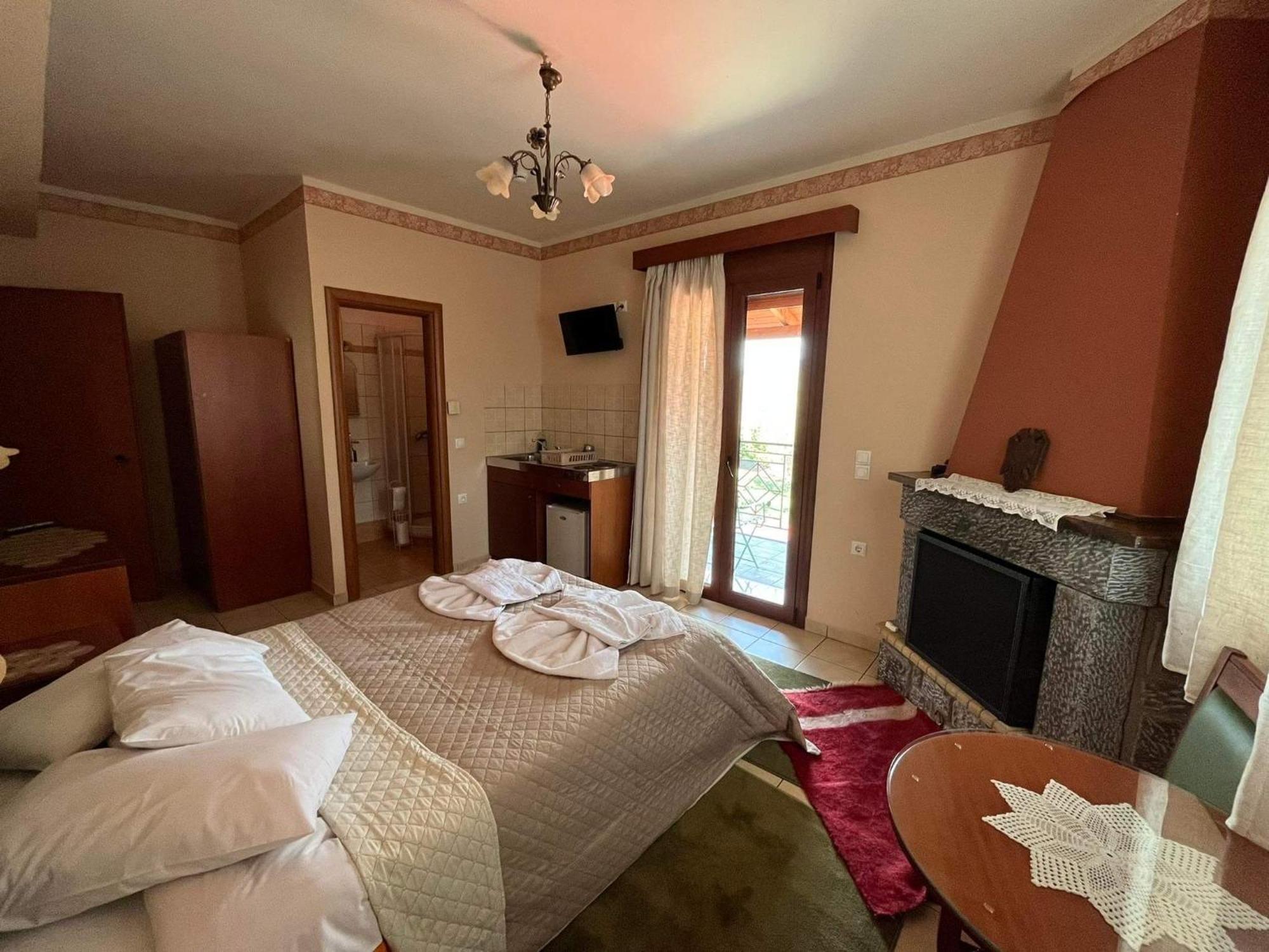 To Spiti Tis Irinis Hotel วิตีนา ภายนอก รูปภาพ